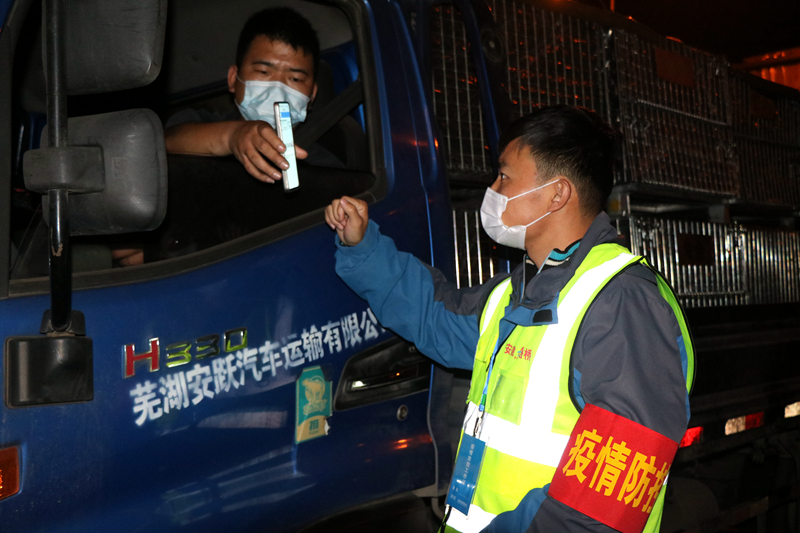 新一輪疫情發(fā)生后，安徽路橋迅速行動(dòng)，組織全體職工和勞務(wù)工人進(jìn)行全員核算檢測(cè)，筑牢疫情防控第一道防線。此外，還積極投身屬地疫情防控，踐行國(guó)企擔(dān)當(dāng)。