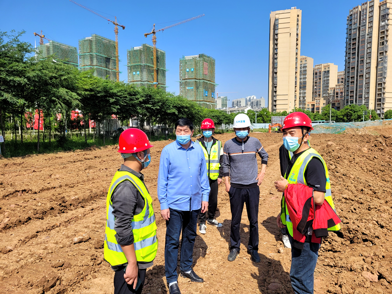 六安市重點(diǎn)工程建設(shè)管理處黨組書記、主任陳斌到長安路南延項(xiàng)目調(diào)研復(fù)工復(fù)產(chǎn)工作